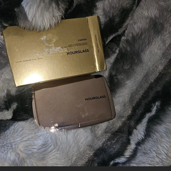 Hourglass Vanish Airbrush Powder in Tan and Black - Picture 3 of 3